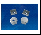 Компл. UFE-N07 SILVER A POLYBAG Набор аксессуаров для алюминиевого профиля. Крепежные скобы (4 шт., сталь) и заглушки (4 шт., пластик). Цвет серебро. 